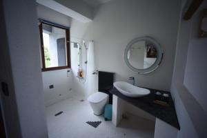 Phòng Loại Sang Hướng Biển Giường Đôi Có Ban Công (Deluxe Sea View Double Room with Balcony)
