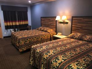 Queen Room with Two Queen Beds - Smoking room in La Mirage Inn LAX Airport