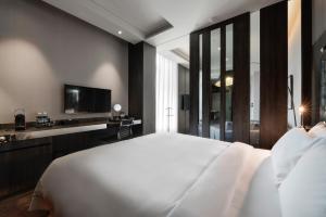 Phòng Grand Deluxe có bể sục (Grand Deluxe Room with Jacuzzi)