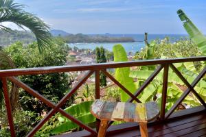 Phòng Deluxe Giường Đôi Với Ban Công và Tầm Nhìn Ra Biển (Deluxe Double Room with Balcony and Sea View)