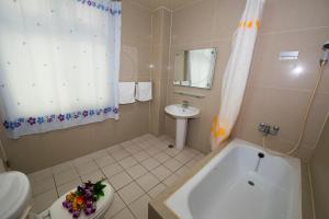 Phòng Deluxe Giường Đôi Với Ban Công và Tầm Nhìn Ra Biển (Deluxe Double Room with Balcony and Sea View)