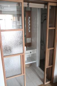 Phòng gia đình với phòng tắm riêng. (Family Room with Private Bathroom)
