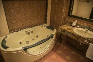 Duplex Suite room in Queens Suite Hotel
