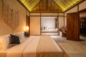 Suite Nhìn ra Hồ bơi (Suite with Pool View)