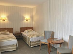 Standard Double or Twin Room with River or Hill View room in Danubius Hotel Gellért