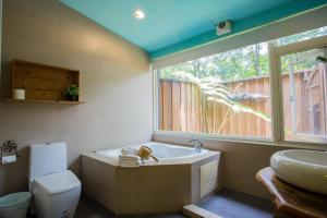 Phòng Deluxe Giường Đôi Có Bồn Tắm (Deluxe Double Room with Bath)