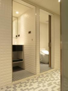 Phòng đơn với phòng tắm chung (không có cửa sổ)
(Single Room with Shared Bathroom (No Window))