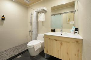 Phòng gia đình với phòng tắm riêng. (Family Room with Private Bathroom)