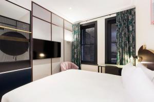 King Room - Cosy room in Little Albion a Crystalbrook Collection Boutique Hotel