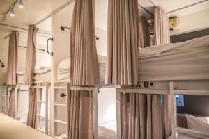 Giường Trong Phòng Nghỉ Tập Thể 8 Giường Cho Cả Nam Và Nữ (Bed in 8-Bed Mixed Dormitory Room)