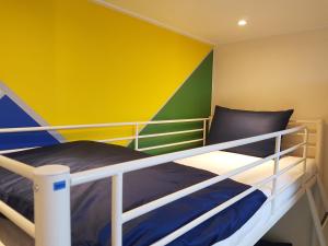 Giường trong phòng ngủ tập thể nam 6 người (Bed in 6-Bed Male Dormitory Room)