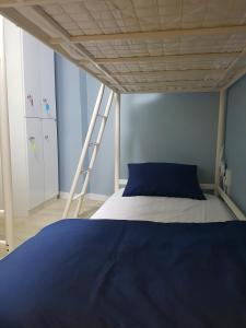 Giường trong phòng ngủ tập thể nam 6 người (Bed in 6-Bed Male Dormitory Room)