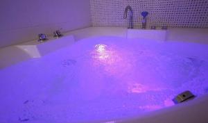Phòng Có Giường Cỡ Queen Và Bồn Tắm Spa (Queen Room with Spa Bath)