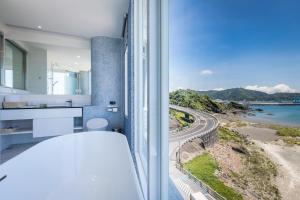 Phòng Deluxe hướng biển giường đôi (Deluxe Double Room with Sea View)