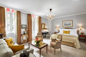 Junior Suite room in Hôtel Plaza Athénée - Dorchester Collection