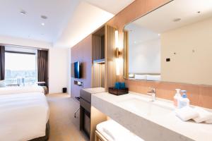 Phòng 3 người - 1 giường đôi và 1 giường đơn (Triple - 1 Double + 1 Single Bed)