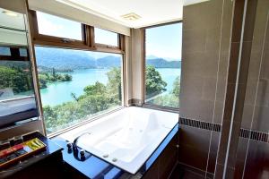 Side lake view double room
