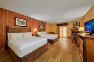 Executive Queen Room with Two Queen Beds room in Old Creek Lodge