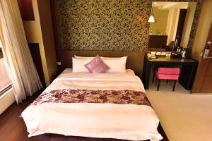 Side lake view double room