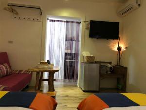 Phòng Tiêu Chuẩn 2 Giường Đơn Với Ghế Sofa (Standard Twin Room with Sofa)