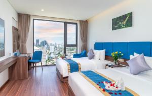 Phòng Đôi hoặc Hai Giường Đơn Hướng Biển Bên Hông (Double or Twin Room with Partial Seaview)