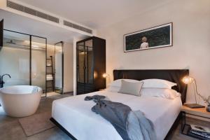 Superior Chill Room room in The Vera