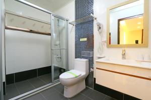 Phòng Deluxe Giường Đôi Có Ban Công (Deluxe Double Room with Balcony)
