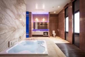 Phòng Có Giường Cỡ Queen Và Bồn Tắm Spa (Queen Room with Spa Bath)