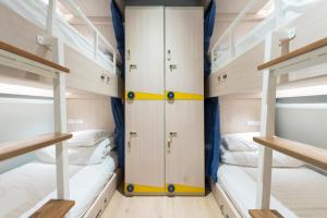 Giường Tầng Trong Phòng Ngủ Tập Thể Cho Nam Và Nữ (Bunk Bed in Mixed Dormitory Room)