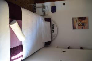 Triple Room with Bath room in Riad Saltana