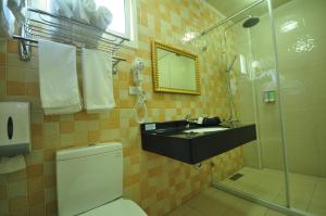 Phòng gia đình với phòng tắm riêng. (Family Room with Private Bathroom)