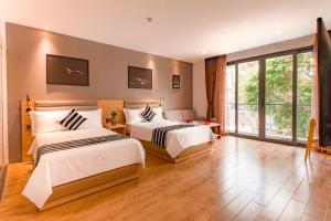 Phòng Cao cấp giường King có ban công (Premium King With Balcony)