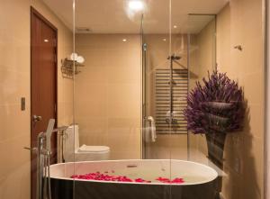Phòng Cao cấp giường King có ban công (Premium King With Balcony)