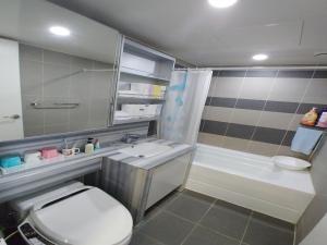 Phòng Gia Đình Có Phòng Tắm (Family Room with Bathroom)