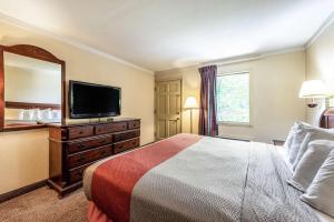Deluxe King Room - Non-Smoking room in Motel 6-Gatlinburg TN - Smoky Mountains