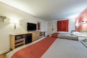 Queen Room with Two Queen Beds - Non-Smoking room in Motel 6 Gatlinburg Smoky Mountains