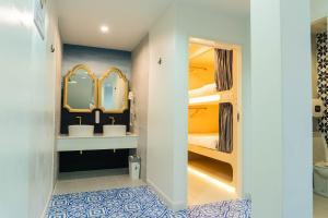 Giường Trong Phòng Ngủ Tập Thể 10 Giường Cho Cả Nam Lẫn Nữ (Bed in 10-Bed Mixed Dormitory Room)