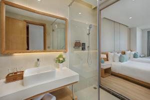 Premier Oceanfront Twin Room with Balcony