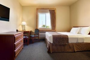 Queen Room - Mobility Access/Non-Smoking room in Travelodge by Wyndham Gillette