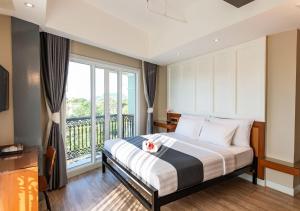 Deluxe King Suite room in Dang Derm in the Park Khaosan