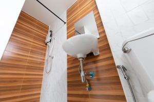 Phòng giường đôi có phòng tắm vòi sen (Double Room with Shower)