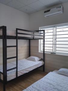 Phòng 3 người với Phòng tắm Chung (Triple Room with Shared Bathroom)