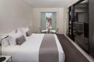 Deluxe Double Room room in ME London by Melia