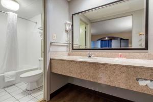 Double Room with Two Double Beds - Smoking room in Econo Lodge Aiken