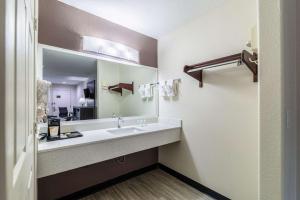 King Suite - Non-Smoking room in Quality Inn & Suites Canton