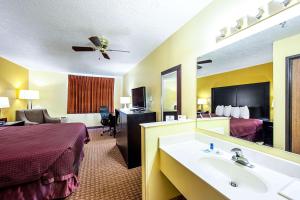 King Room - Non-Smoking room in Rodeway Inn & Suites Monticello