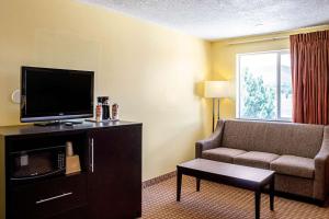 Queen Suite with Two Queen Beds - Non Smoking room in Rodeway Inn & Suites Monticello