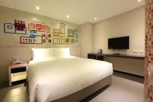 Comfort Queen Room without Window and Bathtub