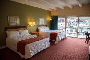 Queen Room with Two Queen Beds with River View room in River Terrace Resort & Convention Center