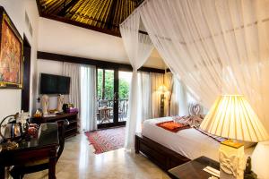Biệt Thự Nhìn Ra Vườn (Villa with Garden View)
